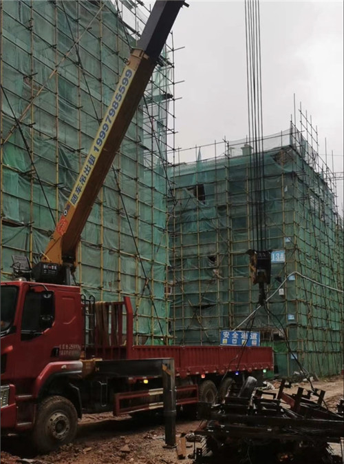 石渠县“慢工细活”—— 吊车的 “微动控制” 技术